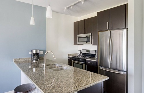 Evanston Apartamento | Bright Evanston 1BR w/ Pool & Gym, walk to Northwestern, by Blueground
