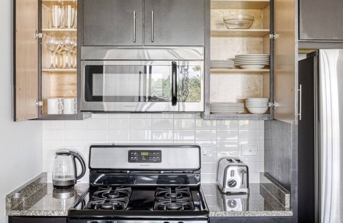 Evanston Apartamento | Bright Evanston 1BR w/ Pool & Gym, walk to Northwestern, by Blueground