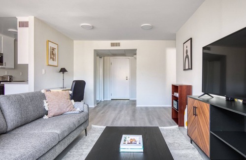 Beverly Grove Apartamento | Bright Fairfax 2BR w/ Pool, near WF + TJ, Melrose shopping, by Blueground