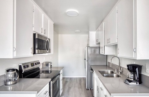 Beverly Grove Apartamento | Bright Fairfax 2BR w/ Pool, near WF + TJ, Melrose shopping, by Blueground