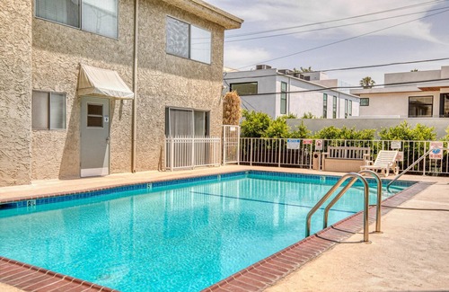 Beverly Grove Apartamento | Bright Fairfax 2BR w/ Pool, near WF + TJ, Melrose shopping, by Blueground