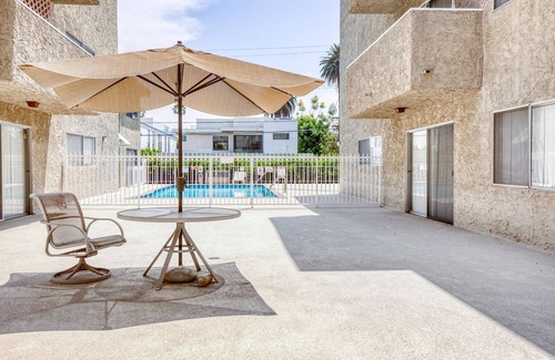 Beverly Grove Apartamento | Bright Fairfax 2BR w/ Pool, near WF + TJ, Melrose shopping, by Blueground