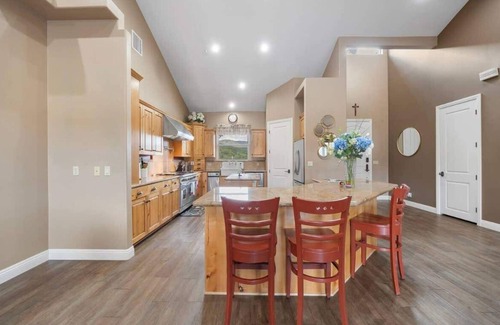 Lake Hughes Casa | Bright Family Getaway Mountain Views Outdoor Living