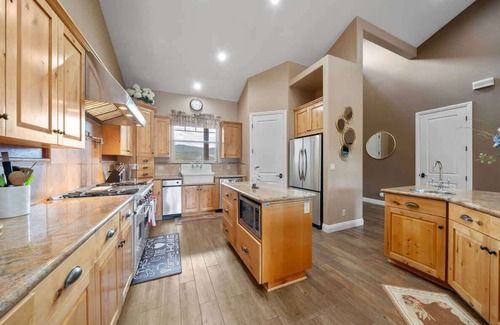 Lake Hughes Casa | Bright Family Getaway Mountain Views Outdoor Living