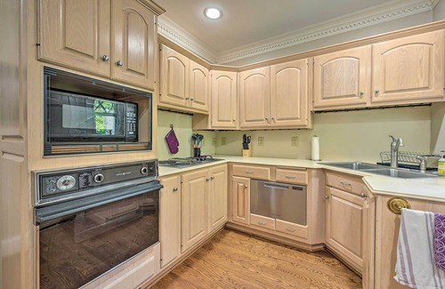Greensboro Casa | Bright Greensboro Escape ~ 1 Mi to Downtown