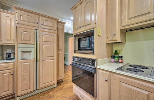 Greensboro Casa | Bright Greensboro Escape ~ 1 Mi to Downtown