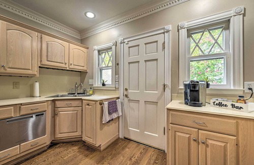 Greensboro Casa | Bright Greensboro Escape ~ 1 Mi to Downtown