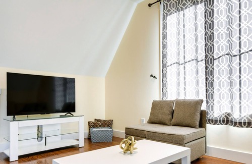 Wade Hampton Apartamento | Bright Greenville Apt w/ Balcony, Near Downtown!