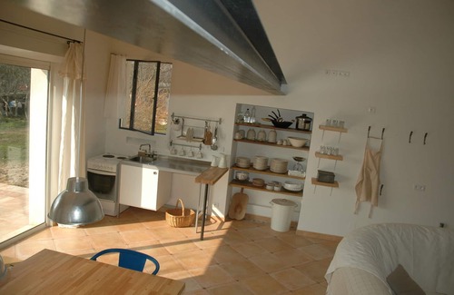 Cabrieres-d'Avignon Casa | luminosa casa con jardín, centro del pueblo, opinión sobre el Luberon.