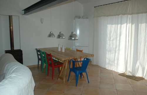 Cabrieres-d'Avignon Casa | luminosa casa con jardín, centro del pueblo, opinión sobre el Luberon.