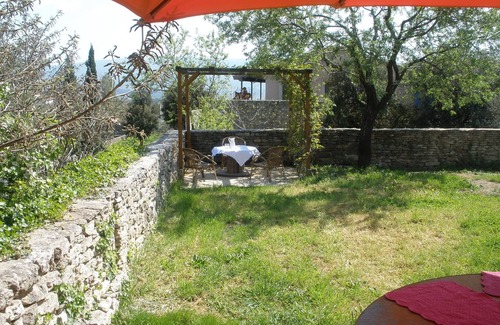 Cabrieres-d'Avignon Casa | luminosa casa con jardín, centro del pueblo, opinión sobre el Luberon.