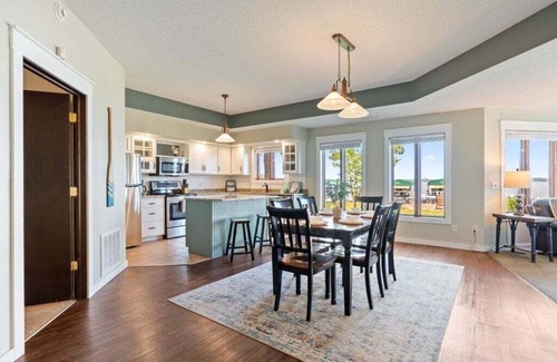 Nisswa Condominio | Bright Lakefront Getaway, steps from sandy Gull Lake beach