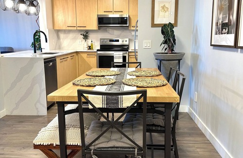 Sappertown Apartamento | Bright Modern Condo Near SkyTrain & Hospital