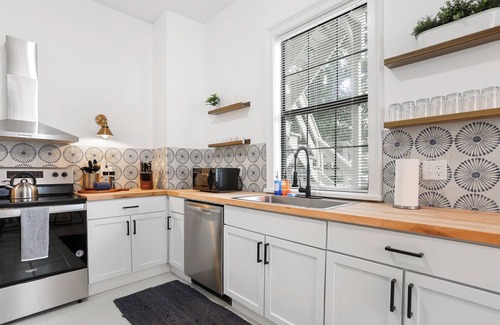 Metropolitan Apartamento | Bright Modern Coastal Retreat Near SCAD, 5-Minute Walk to Starland Yard + Food!