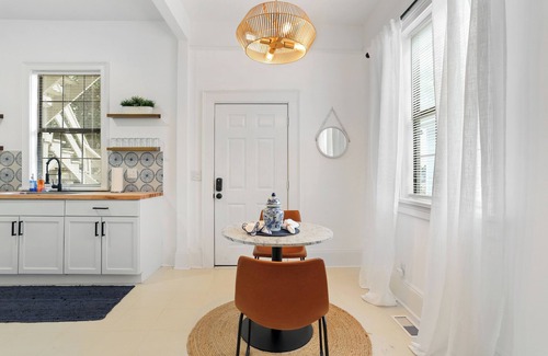 Metropolitan Apartamento | Bright Modern Coastal Retreat Near SCAD, 5-Minute Walk to Starland Yard + Food!