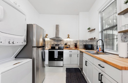 Metropolitan Apartamento | Bright Modern Coastal Retreat Near SCAD, 5-Minute Walk to Starland Yard + Food!