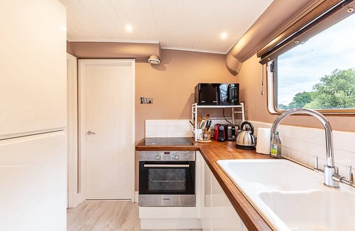 London Borough of Hounslow Alquiler De Eote | Bright & Modern Kew Bridge Houseboat