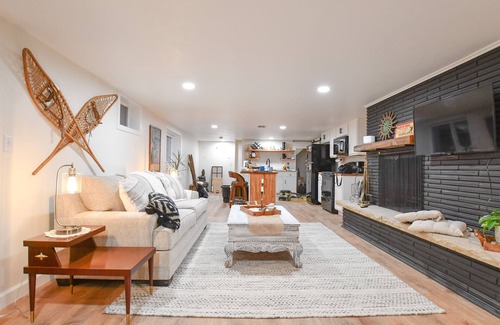 Allouez Apartamento | Bright & Modern Open Concept Studio I Fireplace