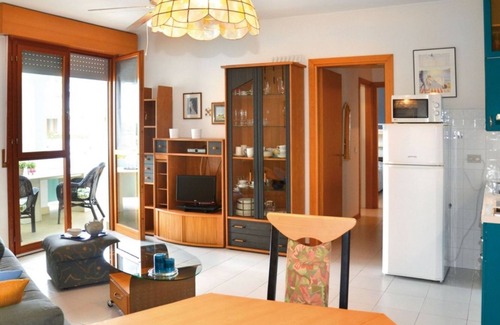 Bibione Pineda Apartamento | Retiro luminoso con piscina en una zona tranquila y verde cerca de la playa.