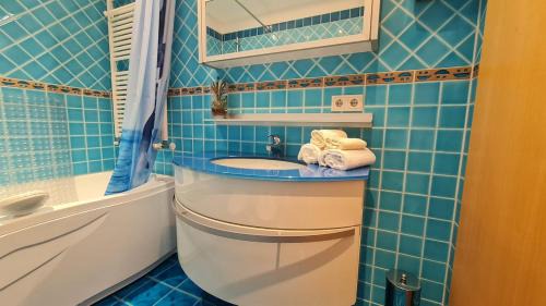 Rheydt Apartamento | Bright room with private bathroom and market square view