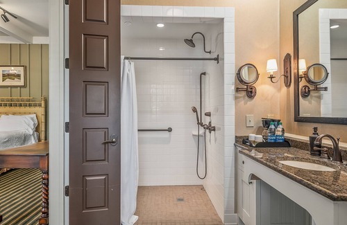 Mill Spring Cabina | Bright's Creek Double Queen with Deck and pet friendly-Near TIEC, Hendersonville