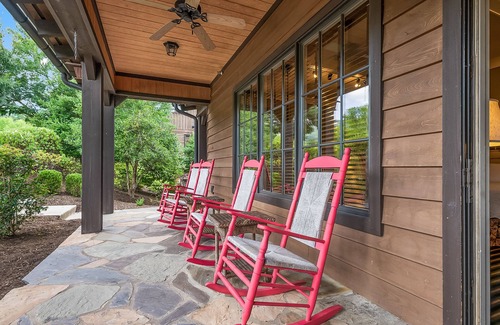Mill Spring Cabina | Bright's Creek Double Queen with Deck and pet friendly-Near TIEC, Hendersonville