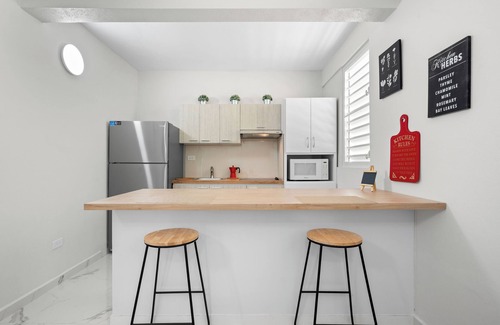 Manati Apartamento | Bright & Sleek | Modern Kitchen | Smart TV Setup | Quiet Retreat
