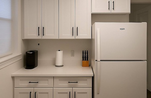 West Ridge Apartamento | Bright & Spacious 2BR Apartment in Lively Chicago