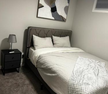 Southeast Calgary Apartamento | Bright & Spacious 2BR Getaway