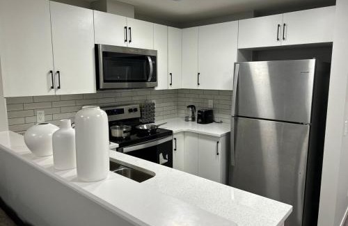 Southeast Calgary Apartamento | Bright & Spacious 2BR Getaway