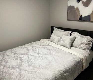 Southeast Calgary Apartamento | Bright & Spacious 2BR Getaway