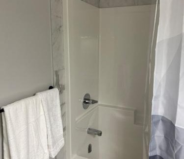 Southeast Calgary Apartamento | Bright & Spacious 2BR Getaway