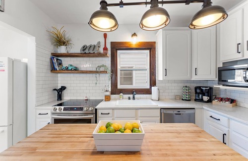Minneapolis Casa | Bright, Spacious & Inviting Como Oasis ~ Backyard!
