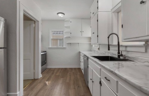 Champaign Casa | Bright & Spacious on William St.