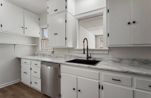 Champaign Casa | Bright & Spacious on William St.