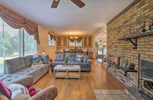 Turners Casa | Bright Springfield Home Walk to Nature Center!