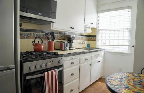 North of Wilshire Apartamento | Bright Studio Garden Retreat near everything - B