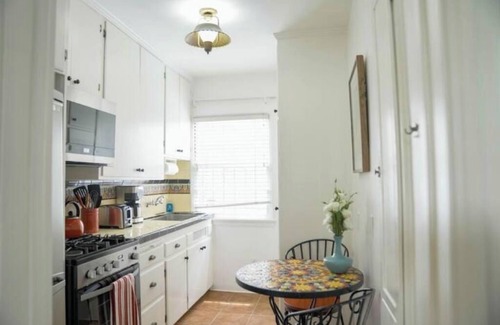 North of Wilshire Apartamento | Bright Studio Garden Retreat near everything - B