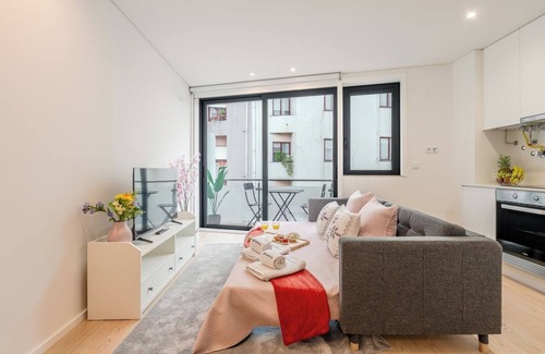 Leca da Palmeira Apartamento | HostWise – Bright Studio w/ Balcony and Garage