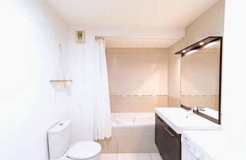Gorge de Loup Apartamento | Bright studio with garage - Valmy District