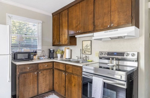 Old Irving Park Apartamento | Bright & Stylish Retreat w/ Workspace + Cozy Lounge