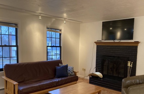 Shrewsbury Otro | bright sun-filled home in quiet family neighborhood