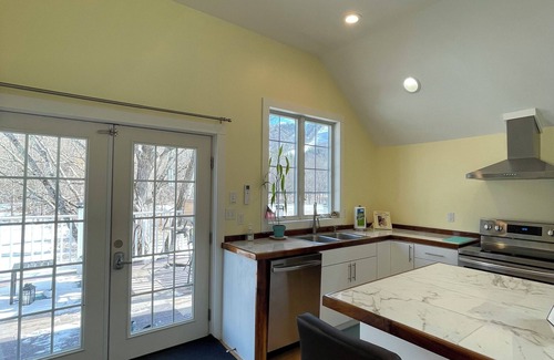 Charlemont Apartamento | Bright, uplifting 2 BR Apt, in private country setting.