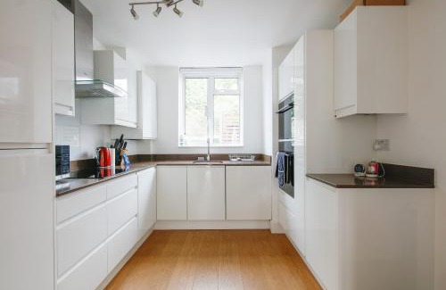 Lansbury Apartamento | Bright & welcoming garden flat sleeps 6 in style