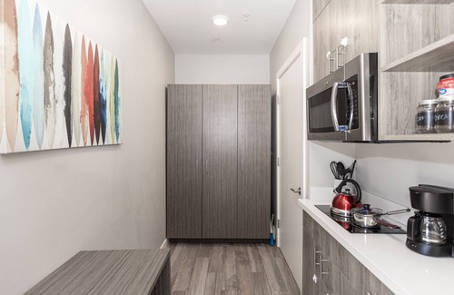 Midway District Casa | BrightApt Near All w/Cable/HBO/Fast WIFI