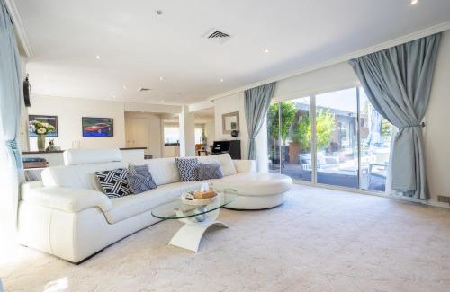 Brighton East Casa | Brighton Blissful - Family Poolside Villa Pool Spa Sauna