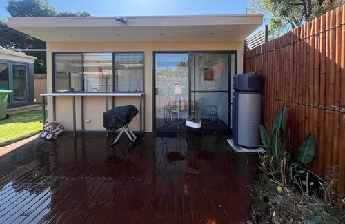 Brighton East Apartamento | Brighton Guest Suite – Walk to Bay St, Train, Sky Bus and Beach. Free Parking!