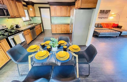 West University Casa | Brilliant West UNR 6TVs Sleeps 15 Pets OK