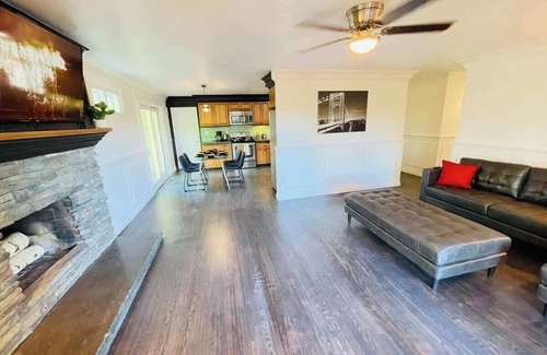 West University Casa | Brilliant West UNR 6TVs Sleeps 15 Pets OK