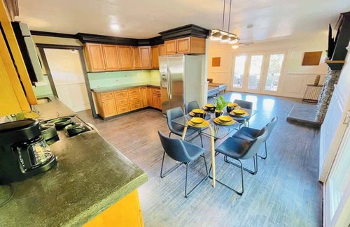 West University Casa | Brilliant West UNR 6TVs Sleeps 15 Pets OK